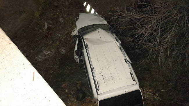 Dereye devrilen araçtakileri AFAD ekipleri kurtardı